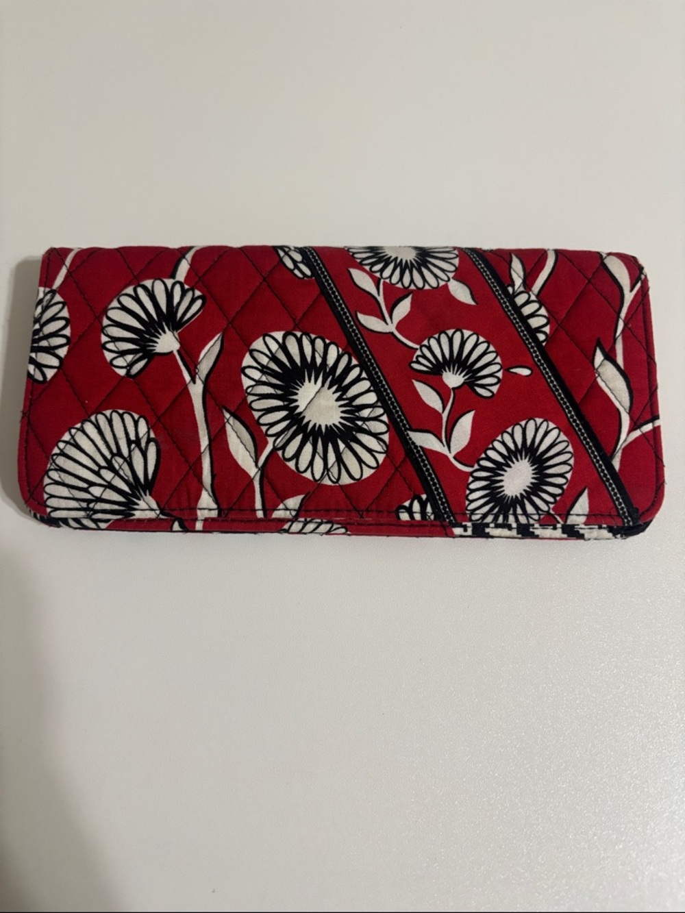 Vera Bradley Travel Wallet Clutch in retired Deco Daisy pattern